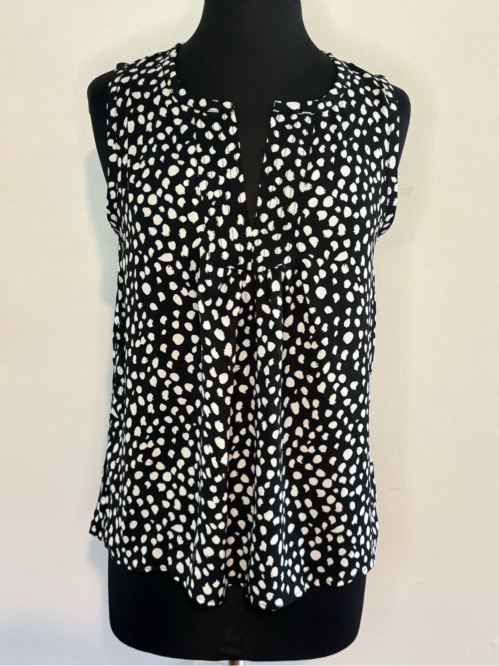 LOFT Black and White Dot Split-Neck Sleeveless Top MP